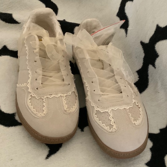 Cute Belinda fairy/cottagecore/kawaii beige and lace runners - Picture 2 of 5
